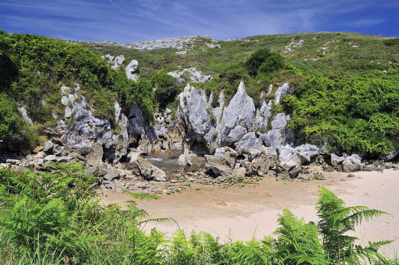 Playa de Gulpiyuri, en Llanes.