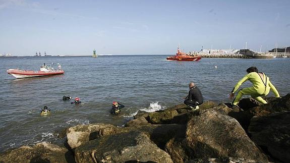 Más de dos horas de intensa búsqueda de un bañista en el espigón de Poniente en Gijón