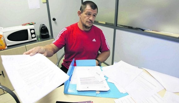 Ale Moreno muestra la documentación que utilizará en la denuncia al club avilesino. 