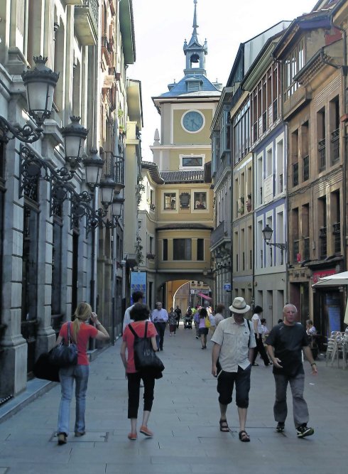 La calle Cimadevilla, que da a la plaza del Ayuntamiento. 