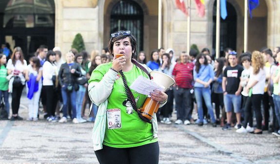 Una estudiante lee un manifiesto, el miércoles en Gijón. 