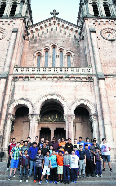 La Escolanía de Covadonga cuenta con 42 jóvenes que además de formarse musicalmente, comparten sus inquietudes.