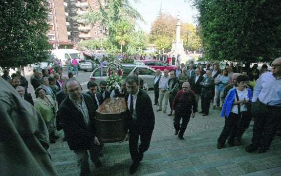 El féretro de Rufino Roces, a la entrada de la iglesia, abarrotada de gente. 