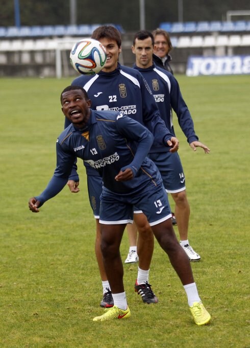 Omgba controla un balón con la cabeza, con Jonathan Vila, Linares y Egea detrás. 