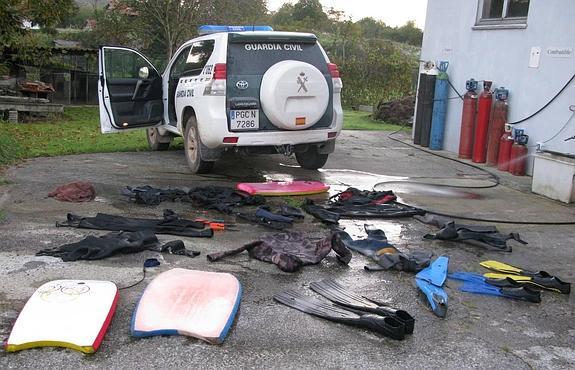 El material incautado a estos pescadores ilegales.