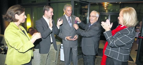 Ángeles Fernández-Ahúja, David González Medina, Arturo Fernández, José Luis Valladres y Mercedes Fernández, ayer, durante el acto de homenaje organizado por los mayores del PP. 