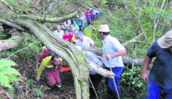 Evacuación por el monte del hombre desaparecido en San Martín de Oscos. 