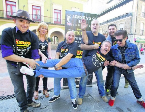 Chus García, en brazos de algunos de los músicos que participarán en el concierto de Liverpool. 