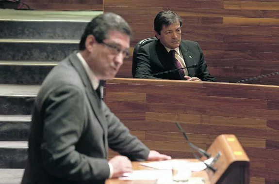 Ignacio Prendes, hablando ante el presidente Javier Fernández. 
