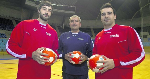 Raúl Entrerríos, Chechu Villadea y Carlos Ruesga, los tres asturianos de la selección. 