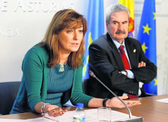 Esther Díaz, consejera de Bienestar Social y Vivienda, junto a Graciano Torre, de Economía. 
