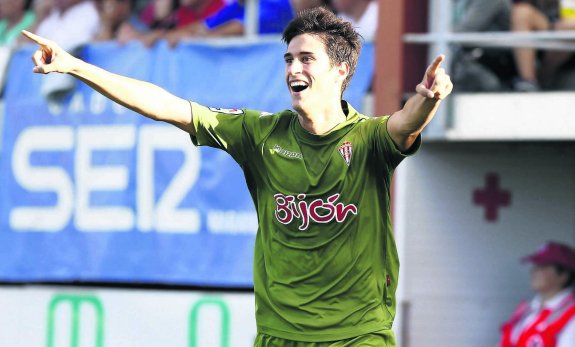 Pablo Pérez celebra con euforia uno de los dos goles que marcó frente al Mirandés. 