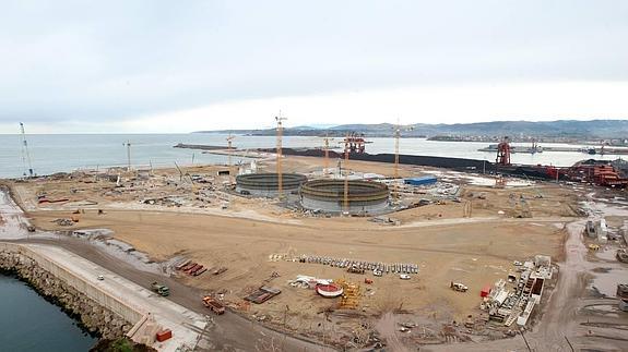 Vista desde la Campa Torres de las obras de ampliación de El Musel en el 2010