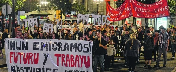 Unas doscientas personas participaron ayer, en Gijón, en la manifestación para reclamar «futuro» y «trabajo» en Asturias. 