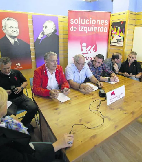 Manuel Orviz, Benigno Suárez (IU) e Iván Suárez (PCA), en el centro de la mesa, ayer en Sama. 
