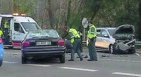 Dos vehículos sufrieron una colisión frontal. 