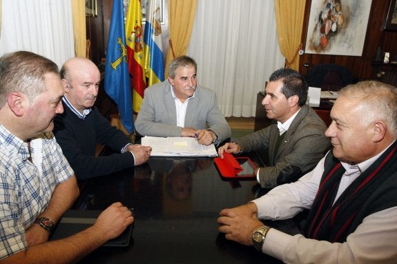 Los alcaldes de Lena, Riosa, MIeres, Aller y Morcín, en una reunión del consorcio de la Montaña Central celebrada a finales del año pasado. 