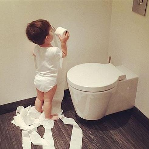 El hijo de Guti y Romina Belluscio la lía en el retrete