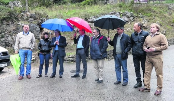 Autoridades del Principado y Cabrales, y técnicos, ayer a la entrada del pueblo de Camarmeña. 