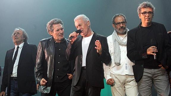 Serrat, Miguel Ríos, Víctor Manuel, Chus Pedros y Pedro Guerra, en uno de los conciertos. 