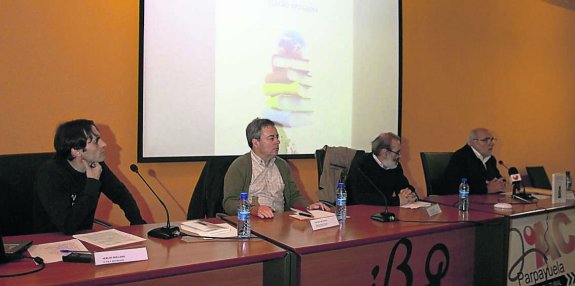 Acto de presentación en el instituto Bernaldo de Quirós. :: J. M. PARDO