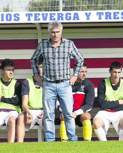 Marco Díaz, en el banquillo de Mareo, el pasado fin de semana en el partido ante el Sporting B. 