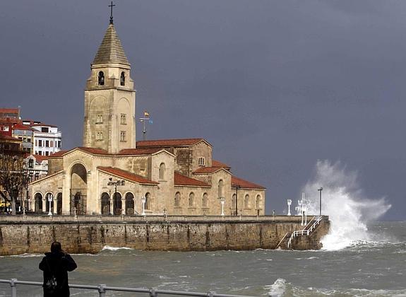 Grandes olas rompen contra la iglesia de San Pedro, en Gijón, el pasado mes de enero.