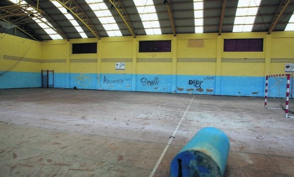 Interior del polideportivo de Riaño, actualmente cerrado a l público. 