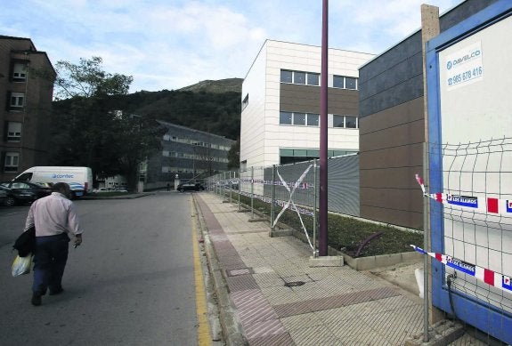 A la derecha, una caseta de la empresa Davelco, ayer, junto a las obras del geriátrico de Riaño.