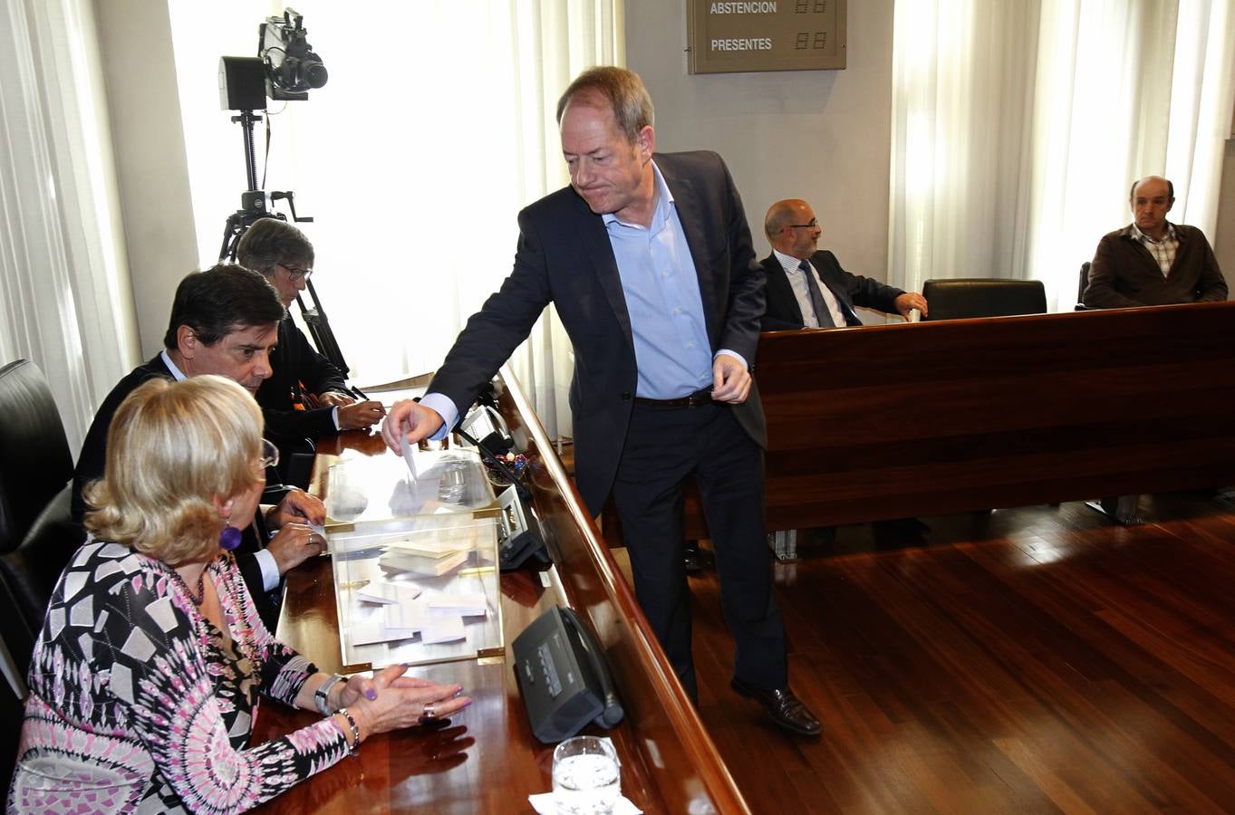 El portavoz de IU, Aurelio Martín, ayer, en una votación en la Junta General. 