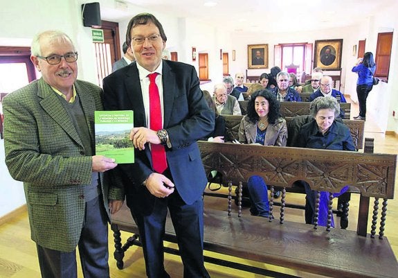 Celestino González y José Aurelio Álvarez, ayer con el libro . 