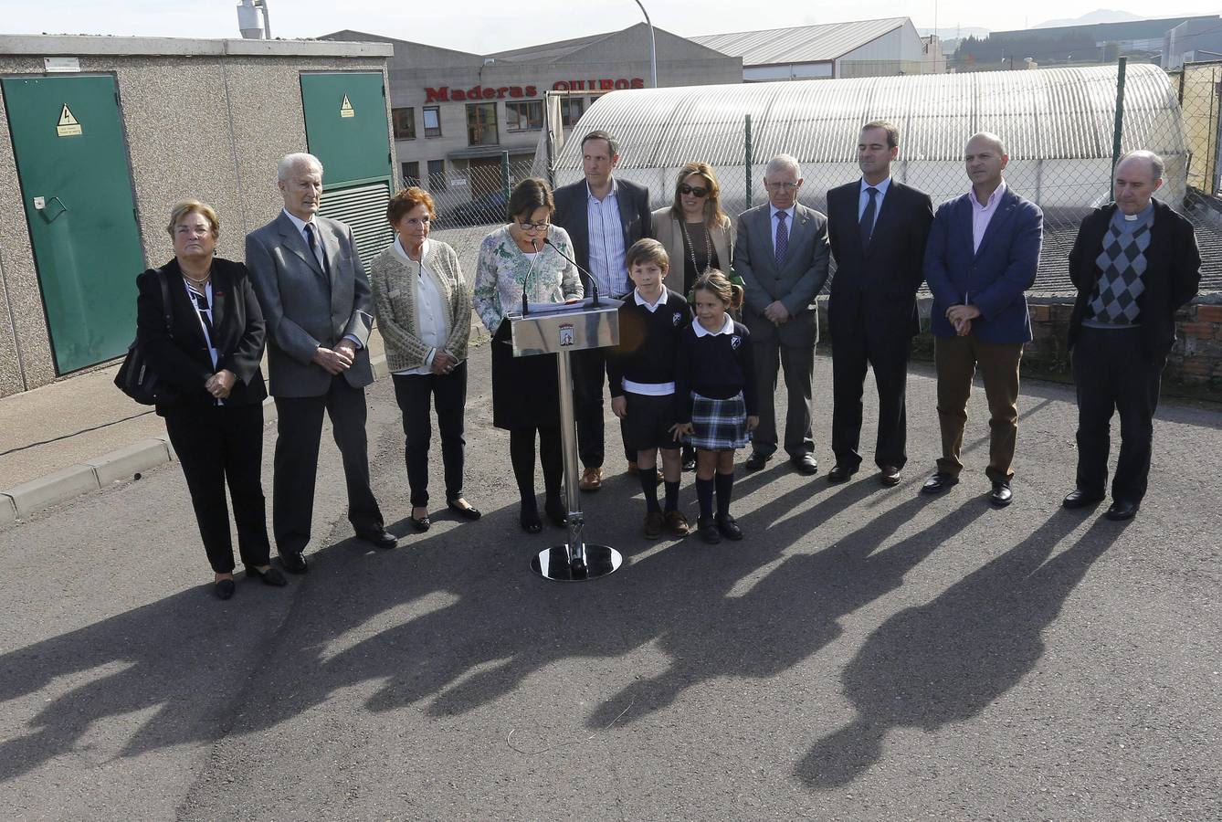 Emilia Falgueras, junto a la alcaldesa y otros miembros de la Corporación, en la inauguración de la calle. A la derecha de la foto, el párroco de Somió, Luis Manuel Muiña. 