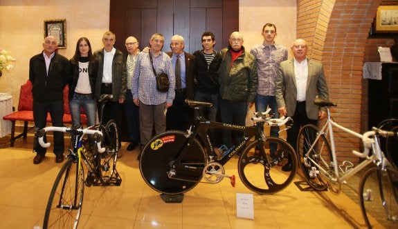 De izquierda a derecha, Prudencio Suárez, Aida Nuño, José Luis Souto, José Manuel Viejo, Paco Galdos, el exprofesional Antonio Menéndez, Dani Navarro, Chus Rodrigo, el campeón de España Gonzalo Andrés y Arturo Sintex, anteanoche en el Marieva Palace. 
