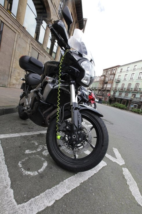Una moto aparcada en la calle de La Muralla. 