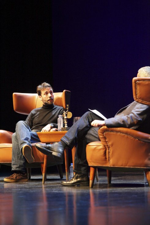 Marcos Martínez conversa con el periodista José Luis Argüelles en el debate posterior a la proyección. 
