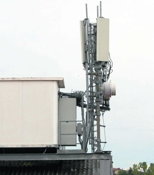 La polémica antena de la calle del Alcalde Parrondo. 