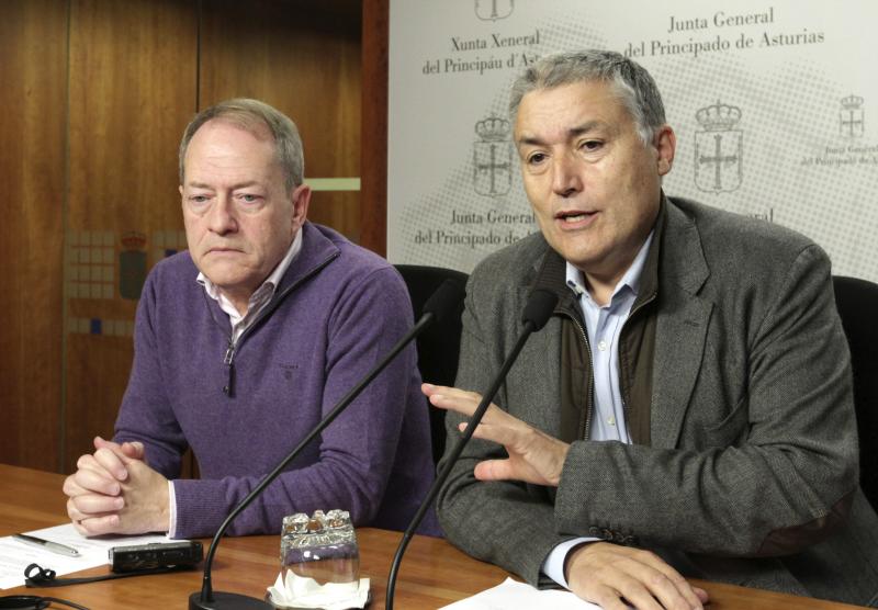 El coordinador general de IU Asturias, Manuel González Orviz (d), y el portavoz de IU en la Junta General del Principado, Aurelio Martín (i), ofrecieron hoy una rueda de prensa sobre los presupuestos regionales. 