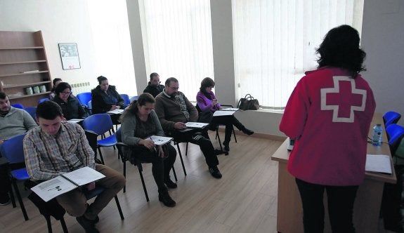 Uno de los talleres impartidos por Cruz Roja en su local de Pola de Siero. 