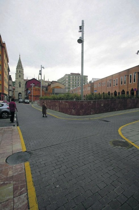 Líneas amarillas pintadas en Sama para limitar el aparcamiento. 