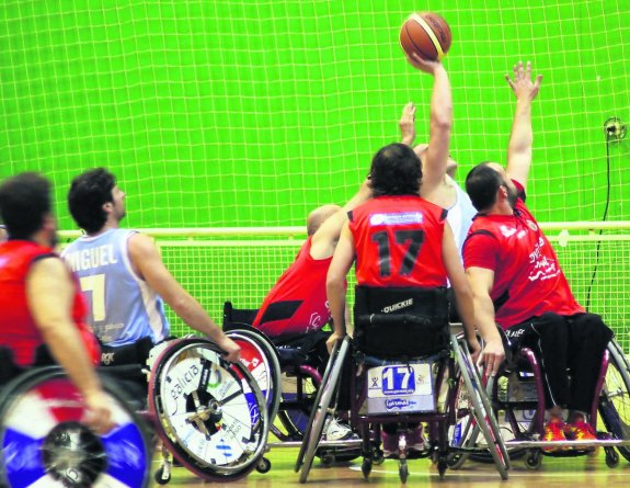 Tres jugadores del Garmat Avilés luchan por un balón ante el Basketmi Ferrol el sábado. 