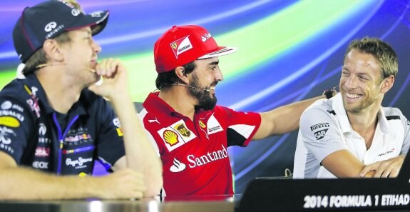 Fernando Alonso, entre Sebastian Vettel (izda) y Jenson Button (dcha), durante la conferencia de prensa celebrada ayer en el circuito de Abu Dabi. 