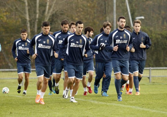 Los jugadores del Real Oviedo, ayer, al inicio del entrenamiento en las instalaciones de El Requexón. 