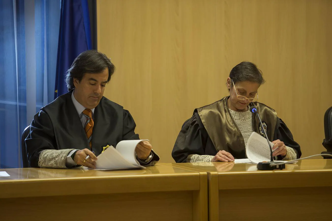La jueza de la sala de lo Penal número 2 de Gijón, Rosario Hevia, a la derecha, durante la lectura de la sentencia. 
