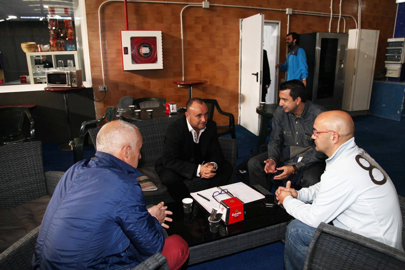 José Luis Argüelles, Josu Uribe, José Manuel Barla y Fernando Rey 'Cholo', ayer durante la charla que se extendió por espacio de dos horas. 