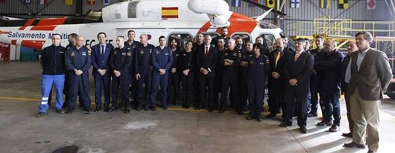 Foto de familia de los miembros del equipo del Helimer Cantábrico y algunas de las autoridades asistentes, junto al helicóptero. 