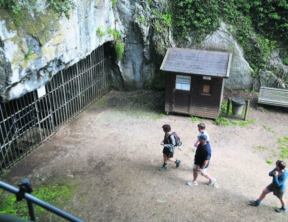 Un grupo de personas se dispone a acceder a la cueva del Pindal. 