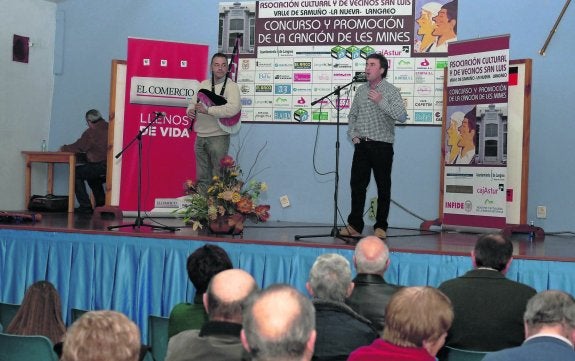 Xuan Martino Isla, junto a Valentín Fuente, gaitero oficial, en La Nueva. 