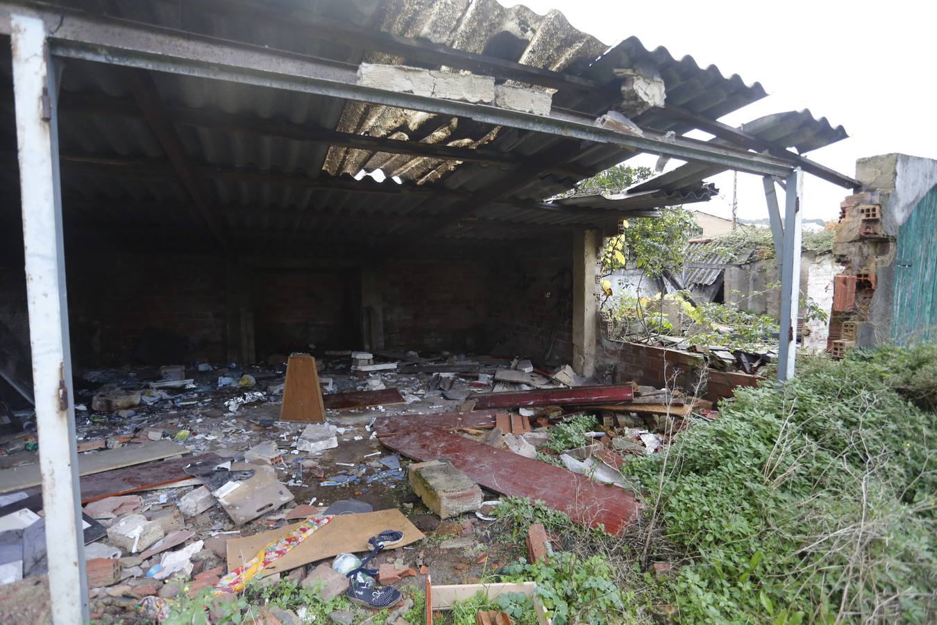 Vivienda en ruinas utilizada por toxicómanos situada frente a la escuela infantil José Zorrilla. 