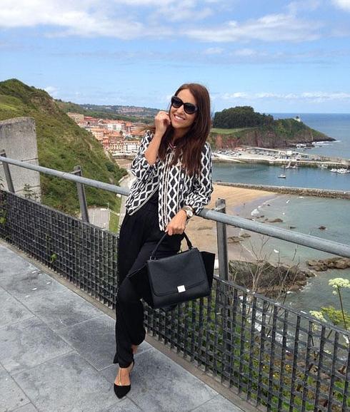 Paula Echevarría posa para su blog con Candás al fondo. La actriz suele subir a su página fotos en las que se ve su tierra.