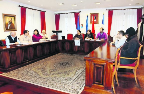 Miembros de la Corporación de Cudillero, durante la sesión extraordinaria celebrada ayer. 